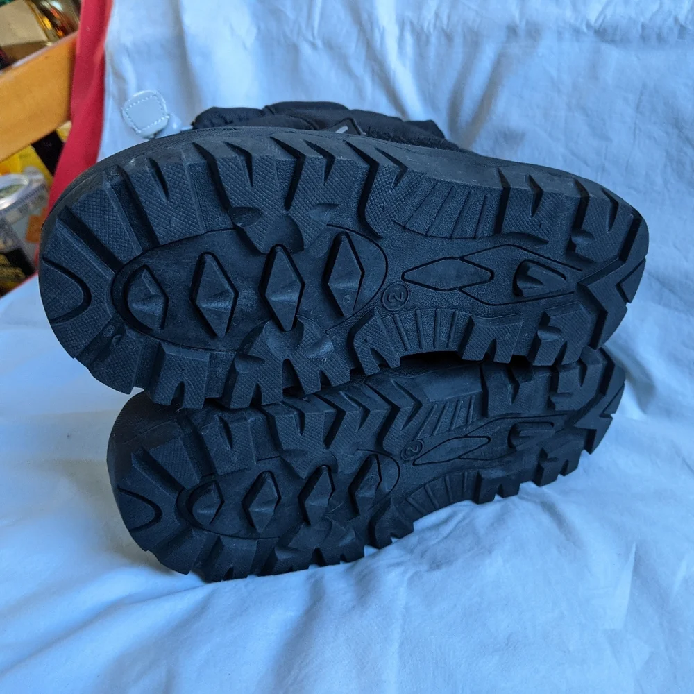 NWT Circo Unisex winter boots size 2